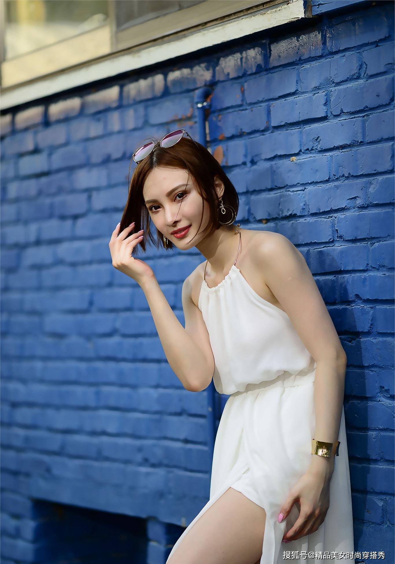 设计|时尚又好搭的白色连衣裙——挂脖设计时尚感超强