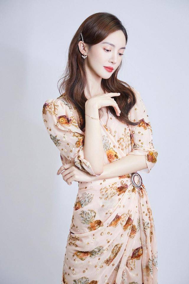 个性|金晨真是越来越会穿了,简单牛仔连衣裙穿出满屏时尚感,美得高调