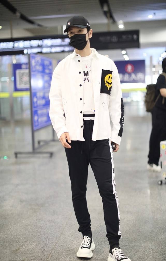 身材|44岁黄晓明不再“油腻”，运动裤造型青春潮流，这简直是搭配模板