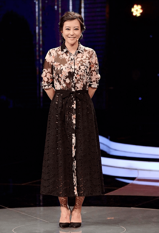 身材|郝蕾是阿姨圈顶流!印花衬衫搭半身裙高级洋气,她掌握了穿搭密码