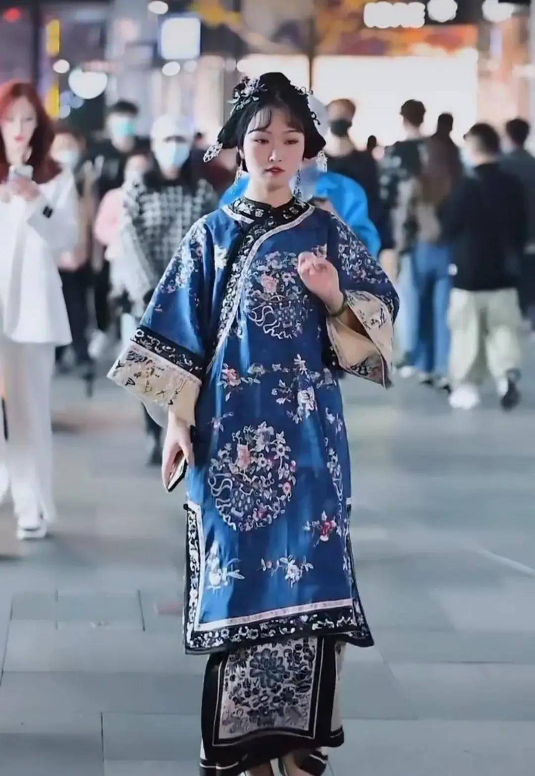 束于|她这身看似满清时期的服装，走在街头争议不断