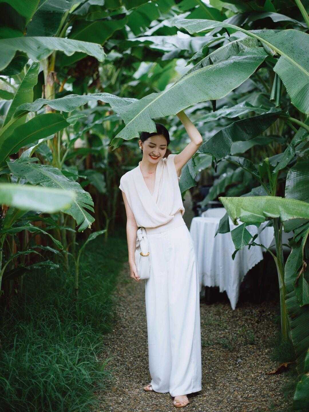 毛衣|25、35岁的女性穿衣不要太花哨，建议几个基础款，提高气质与颜值