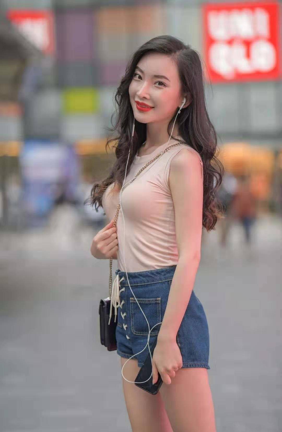 下半身|浅粉色无袖T恤搭配高腰牛仔短裤，初秋也要做个气质温柔的小女人