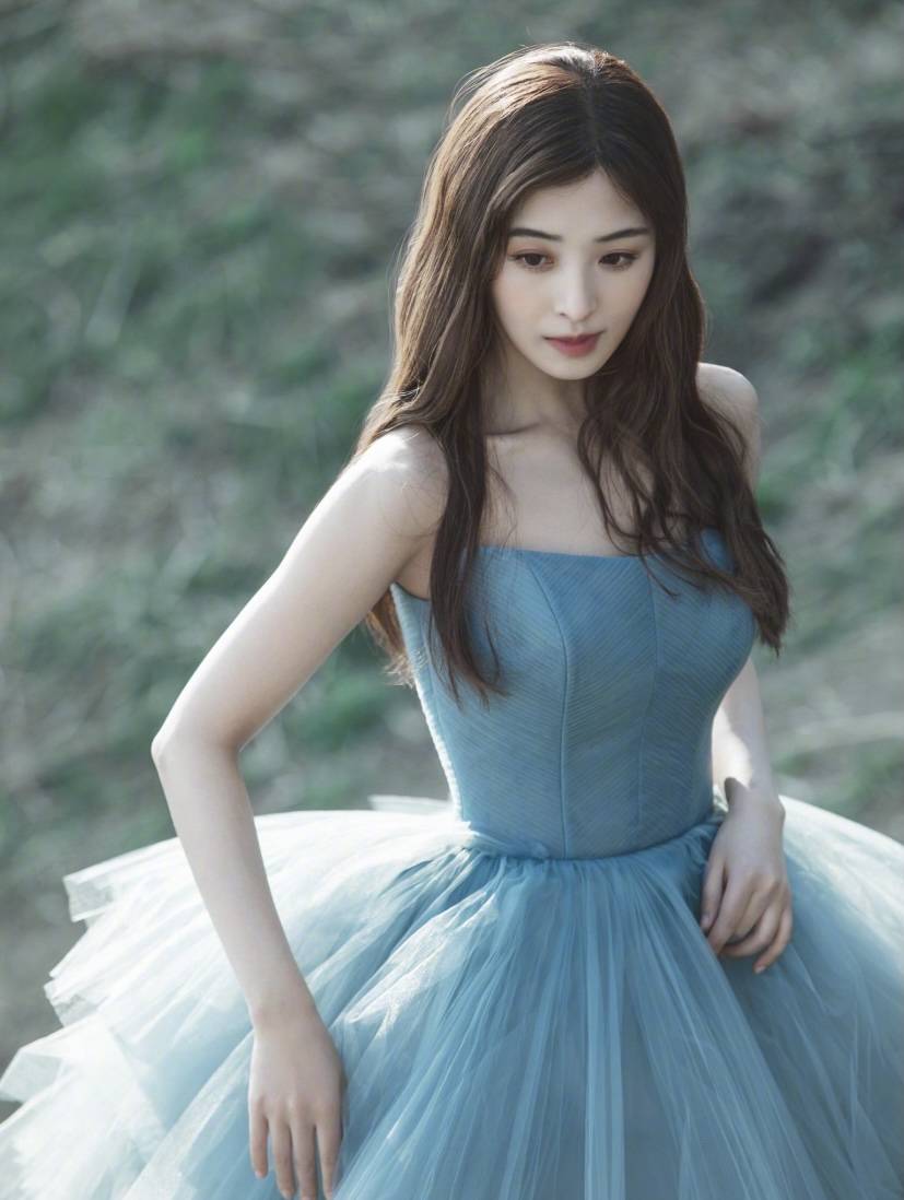 仙女|张含韵真是逆生长，蓝色纱裙又仙又美宛如在逃公主，少女感满满