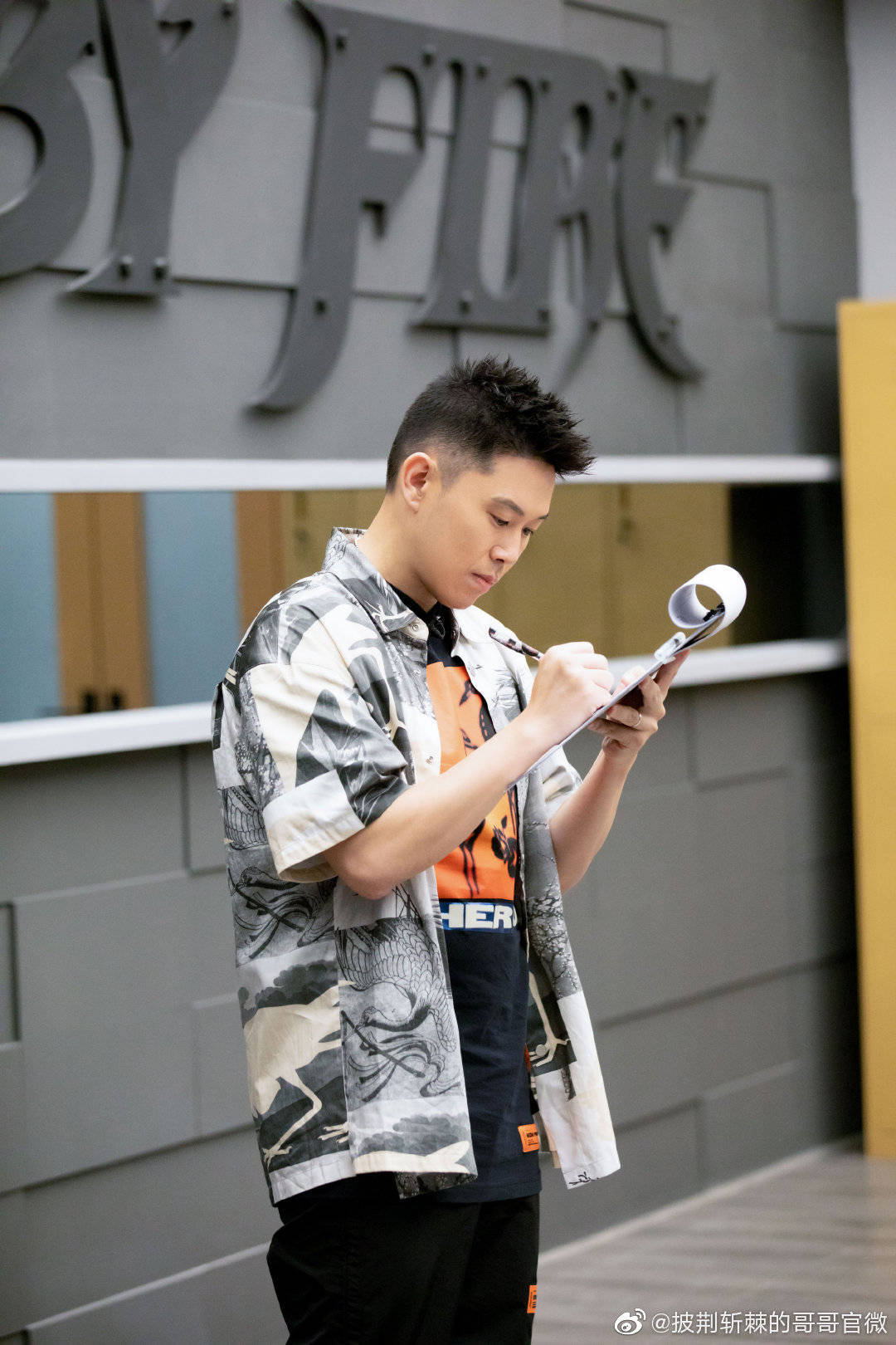 亚裔|为亚裔发声,用Freestyle回怼川普,这样的欧阳靖才是“平凡偶像”!