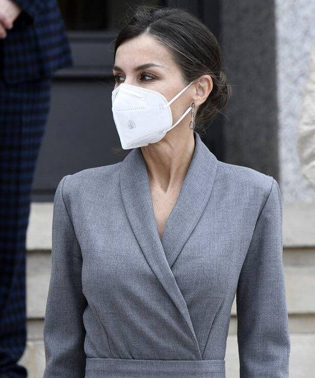 西班牙13岁索菲亚公主个子超170了!大公主内搭zara泡泡袖裙惊艳