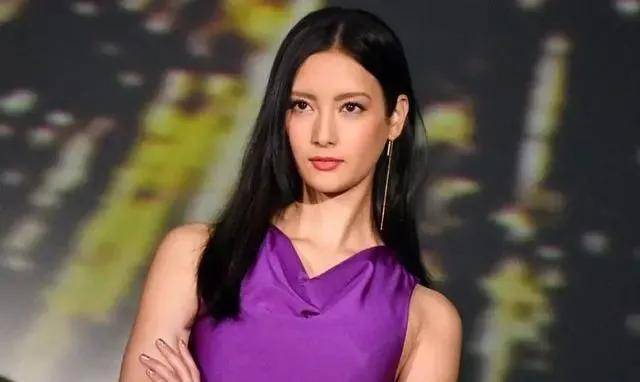 调整|别盯着纯欲风了！她快40岁已三次变脸美艳女，这美商进来学！