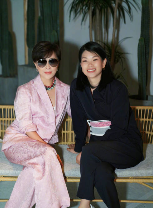 眼袋|吕燕品牌秀众星助阵,嘉玲胡兵同框童瑶眼袋抢镜,她穿50元国货!