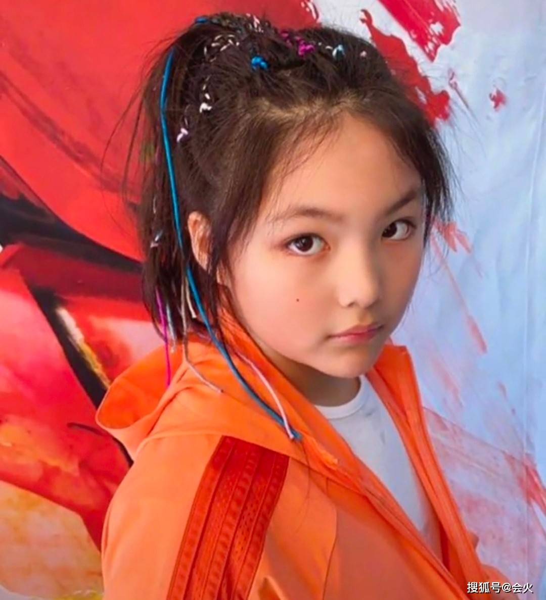 下巴|李湘晒大量与女儿亲密照！瘦出尖下巴打扮似贵妇，网友纷纷催生二胎