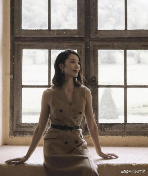 设计|李亚男婚后越来越漂亮，穿晚礼裙像“在逃公主”，王祖蓝真是宠她