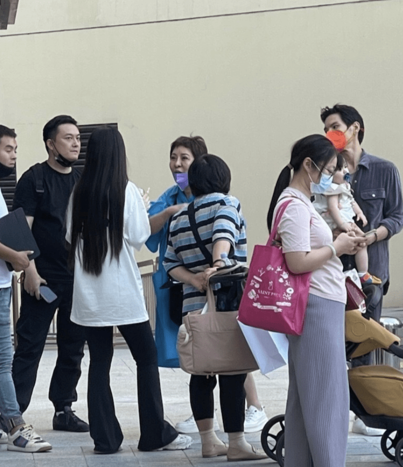 向佐|向太一家被偶遇，郭碧婷身材纤细，女儿侧颜像洋娃娃难挡高颜值