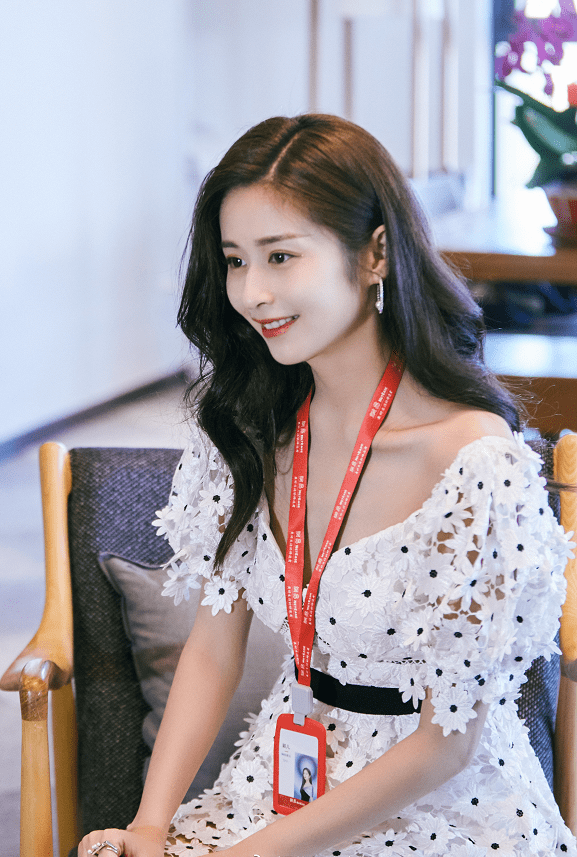 女生|颖儿瘦得刚刚好，身穿“肚兜式”裙装，“蚂蚁腰”好惹眼