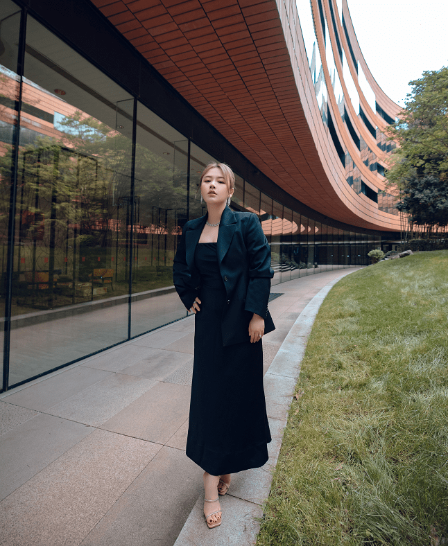 设计|马思纯穿黑白色真有“氛围感”，风衣西装都有味道，成熟美真高级