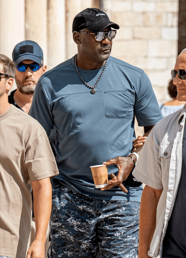 瓦妮莎|58岁乔丹夫妇度假太养眼！依然像小伙子，42岁娇妻穿一身黑好显嫩