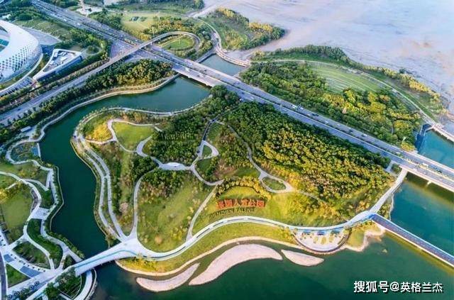 深圳湾有一特色公园，是深圳最佳“观景台”，内有“心形”湖泊