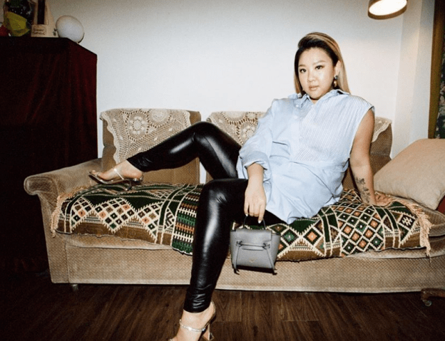 整体|180斤的郑欣宜美得惊艳！穿印花连衣裙配长卷发，简直是大码超模