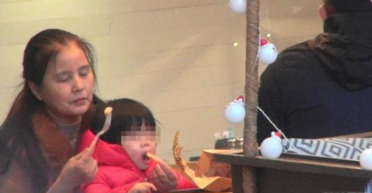 身材|郭富城一家五口逛街，俩女儿不怕露正脸，小他4岁的岳母穿貂贵气？