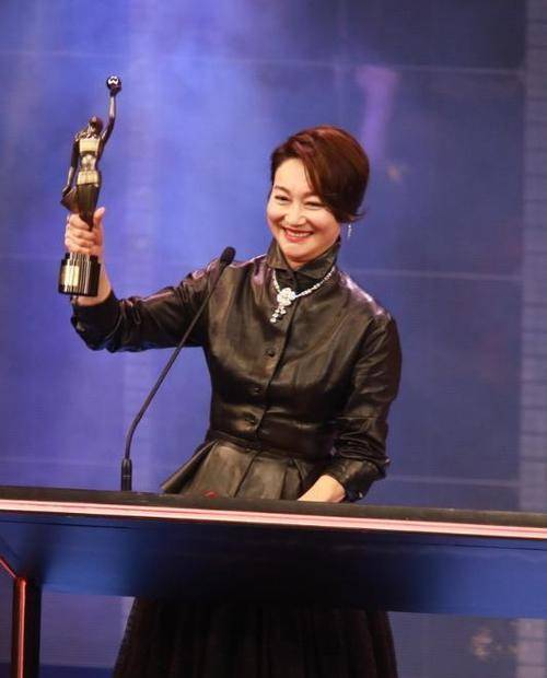 样式|惠英红美得不张扬，穿低调色礼服气质温婉，戴“大片”项链更吸睛