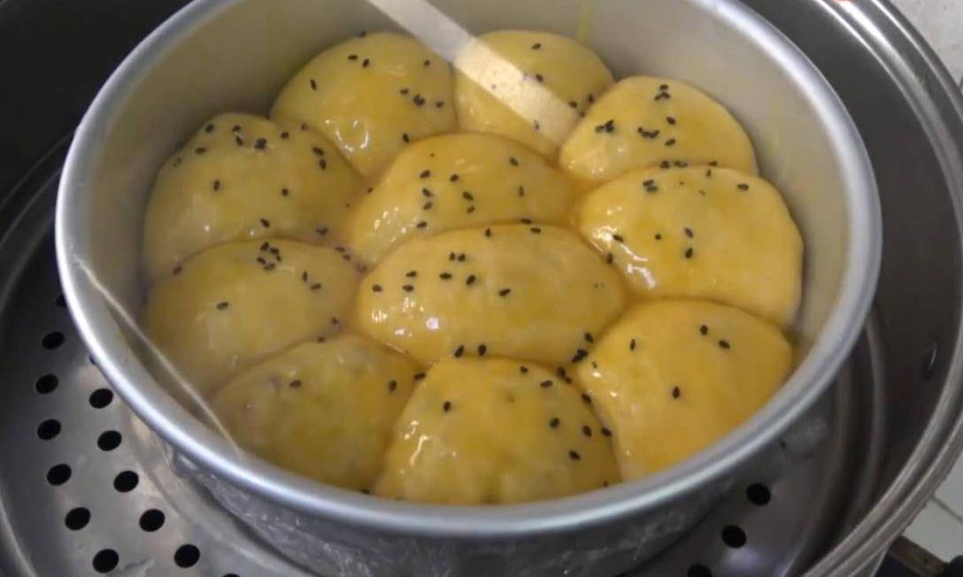 做法|不用烤箱，不用电饭煲，简单一蒸，做出蓬松暄软还拉丝的面包