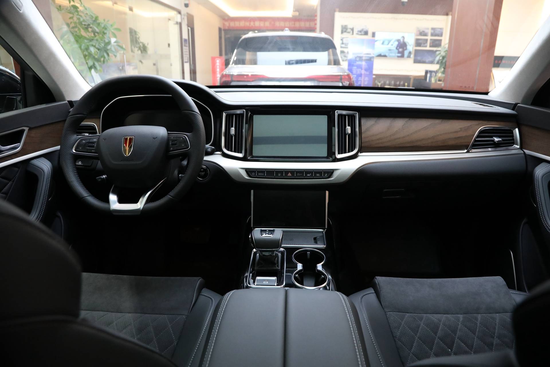 外形辨识度强 红旗hs7到店实拍 内饰沉稳大气