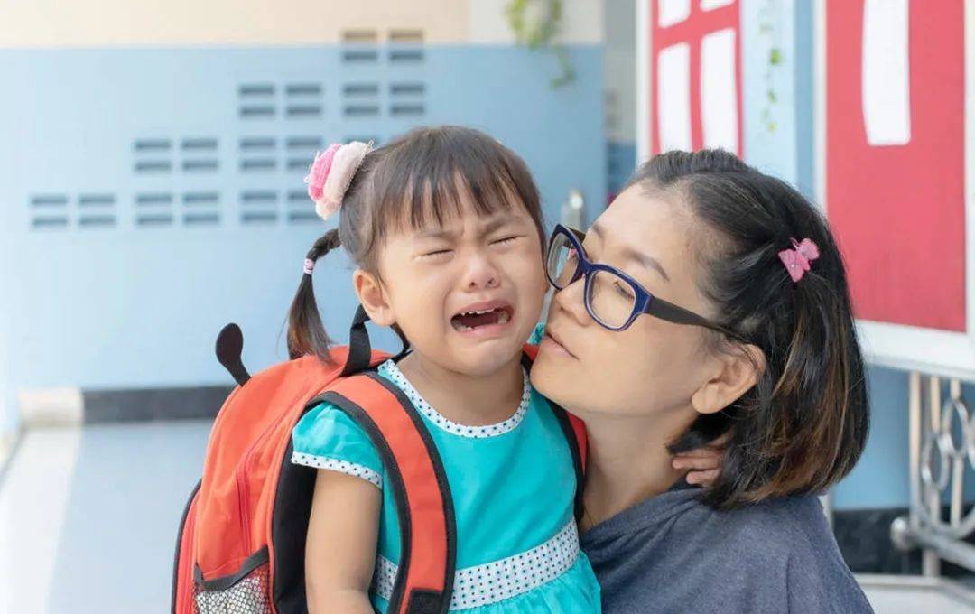 什么|当孩子哭闹不愿意去幼儿园时，家长要明白什么该说，什么不该说