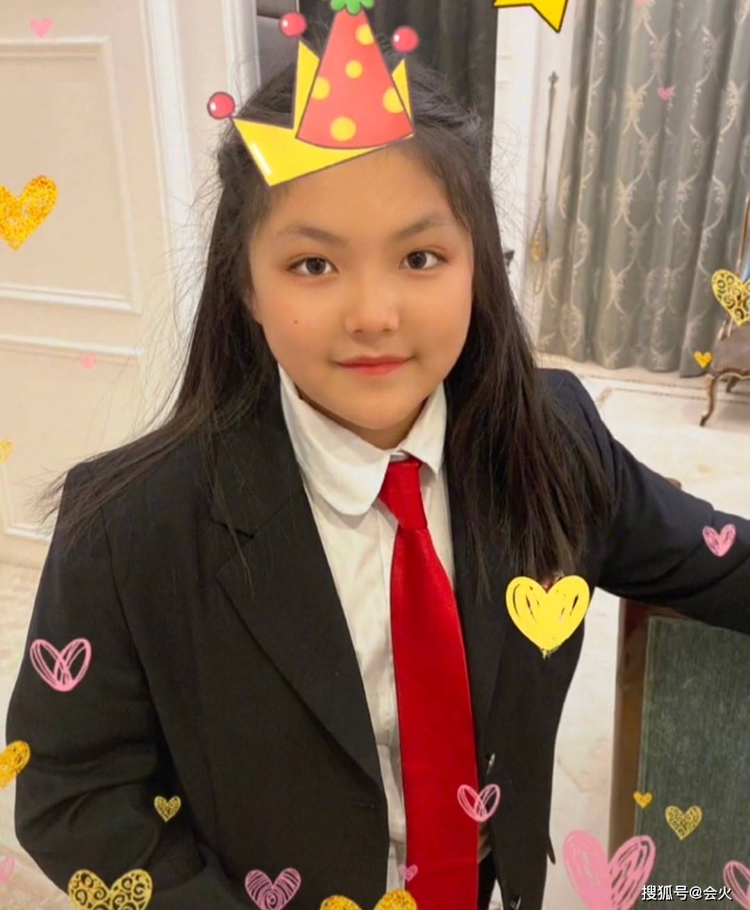 下巴|李湘晒大量与女儿亲密照！瘦出尖下巴打扮似贵妇，网友纷纷催生二胎