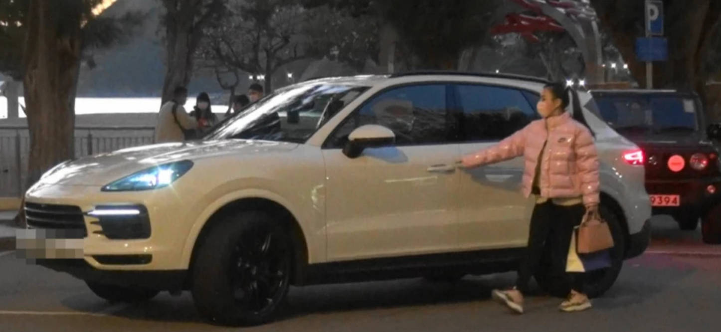 身材|郭富城一家五口逛街，俩女儿不怕露正脸，小他4岁的岳母穿貂贵气？