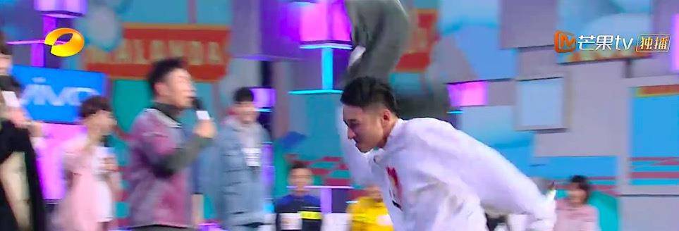 离场|胡一天不动脑子答错题目,维嘉生气摔衣服直接离场,金瀚开撩谢娜