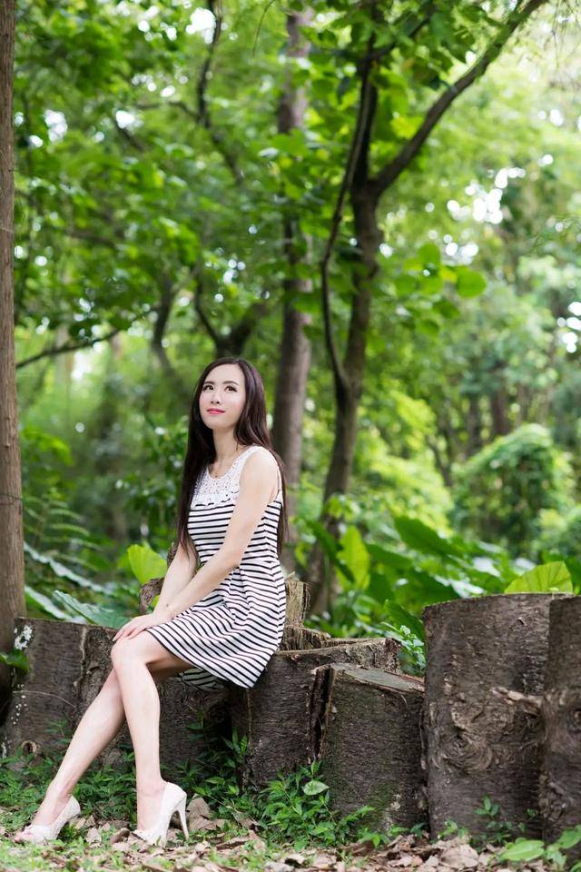 时尚|黑白条纹的连衣裙，趁着最美的年纪做个精致知性的女人