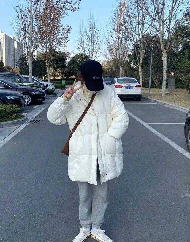 颜色|江珊真是老来俏，穿银色长款羽绒服高调洋气，保暖舒适太高级