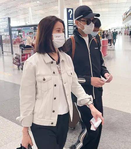 牛仔|张智霖夫妇罕走机场，他背书包似鲜肉，靓靓姐拎20万包不小心露富