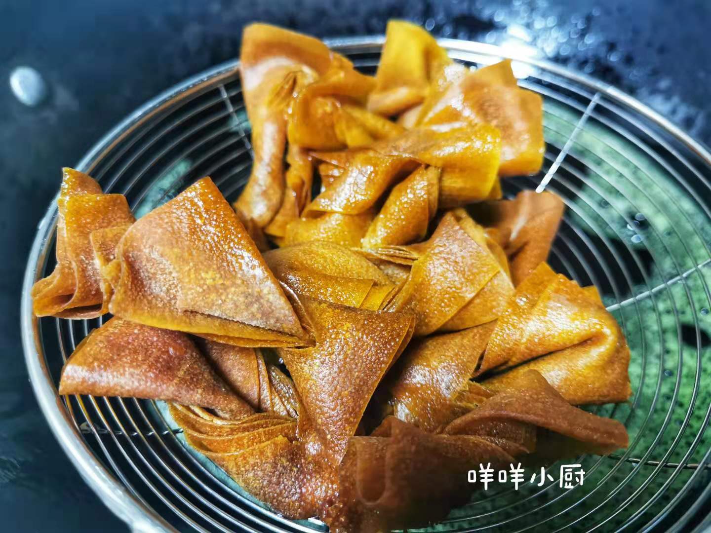 叶子|剩下的馄饨皮别再丢掉了，像我这样做成咔嚓脆的小零食，太好吃了