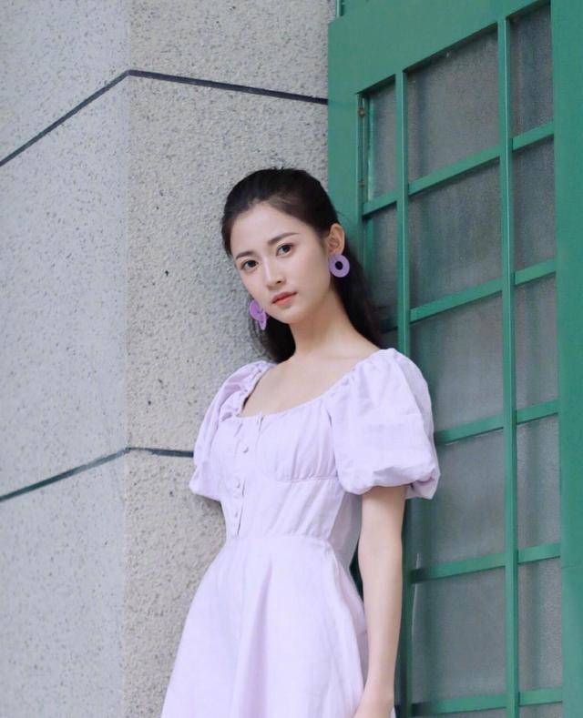 身材|陈钰穿衣品味在线,身穿吊带连衣裙简约洋气,女神范十足