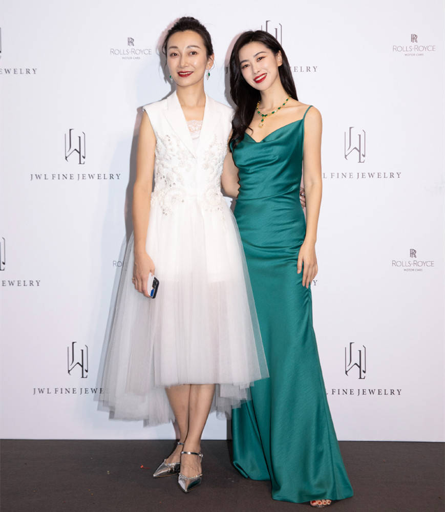 朱珠|怀孕9个月的朱珠也时髦，穿长裙挺着大孕肚，四肢看着仍纤细