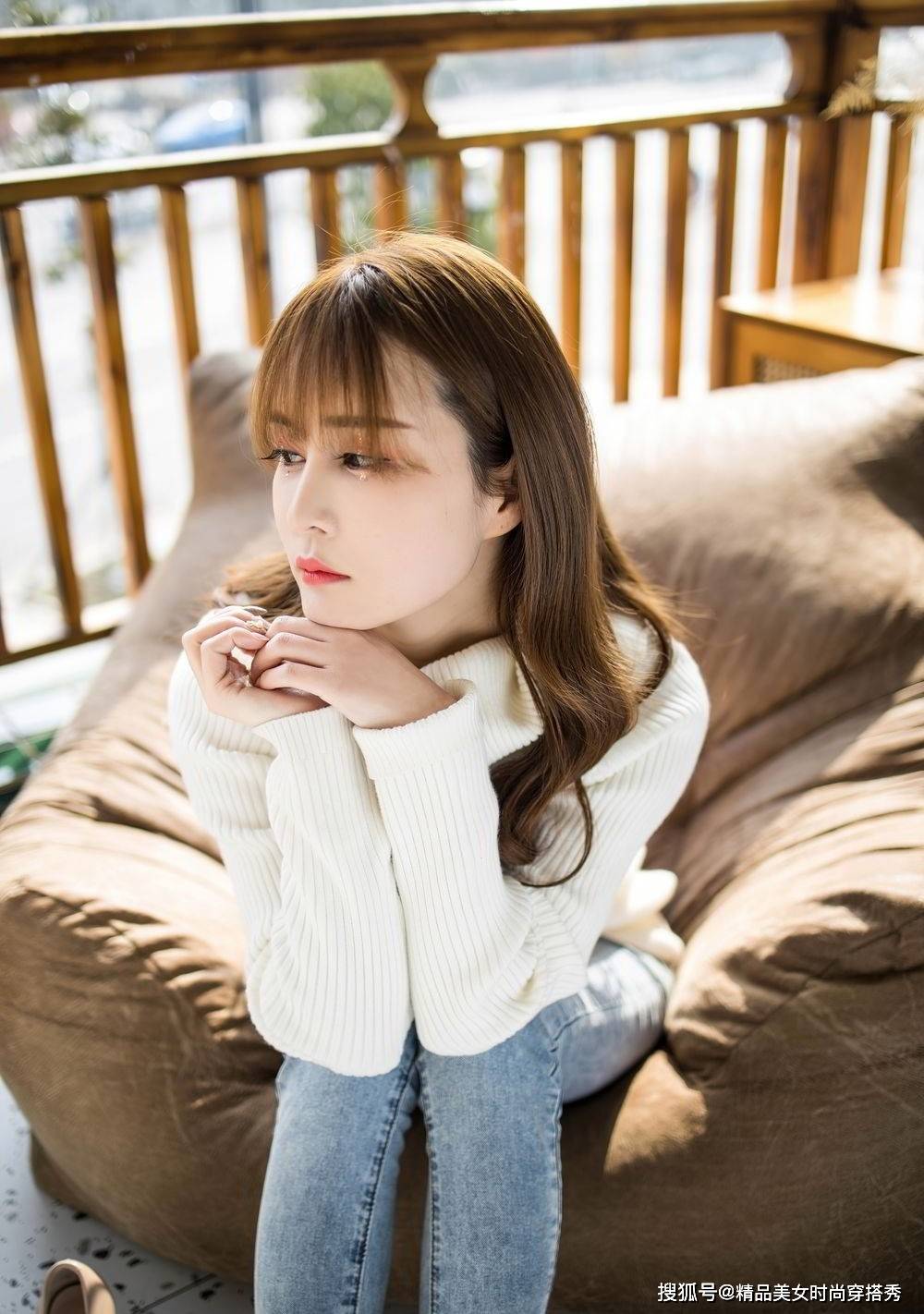 毛衣|一件毛衣、一条牛仔裤,平日最简单的穿搭单品,轻松穿出时尚感