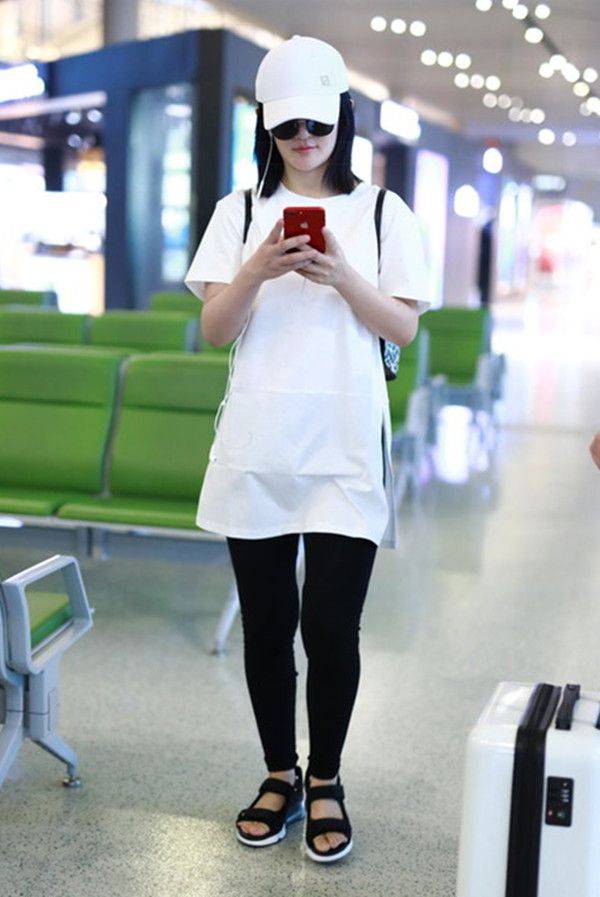 才真实|谢娜接送女儿被拍到，穿碎花裙背部圆润挤出赘肉，但这才真实啊！