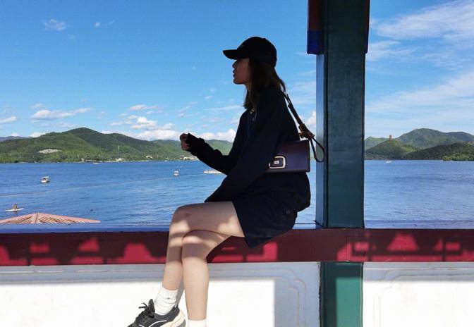 下装|刘雯近照快瘦成麻杆，穿睡裙走机场好惊艳，喇叭裤填不满目测80斤