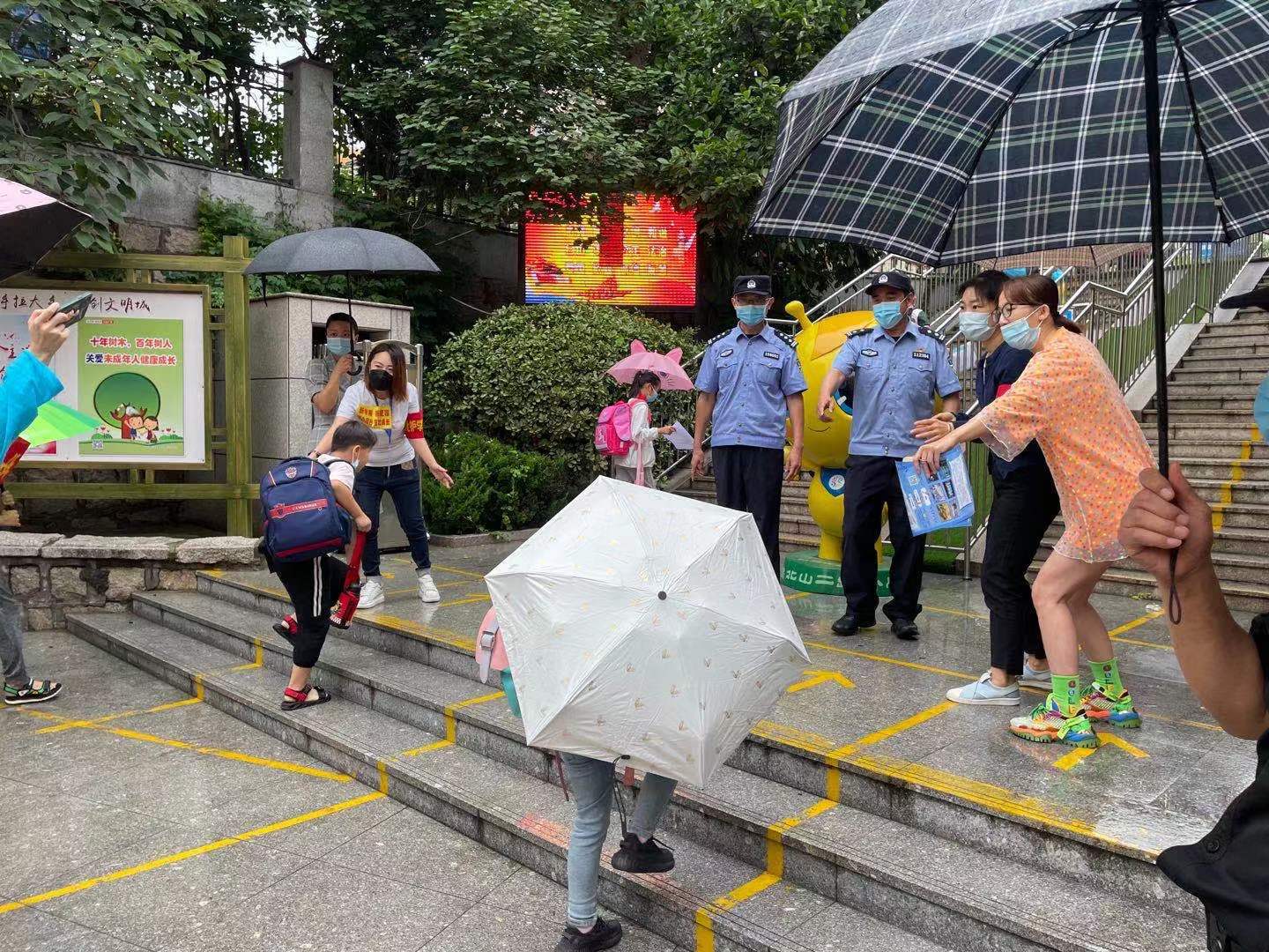 三支队|你开学，我护航 | 青岛北山二路小学点亮开学季