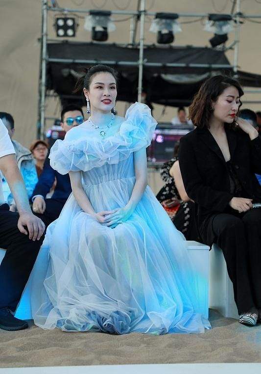 整体|吴敏霞首挺5月孕肚捞金，罕化浓妆超美，光脚在沙漠中走秀似超模