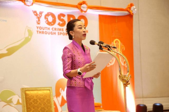 拉隆|泰国嫡长公主太孝顺！双膝跪在颂妃脚边，Polo衫搭黑裤没有女人味