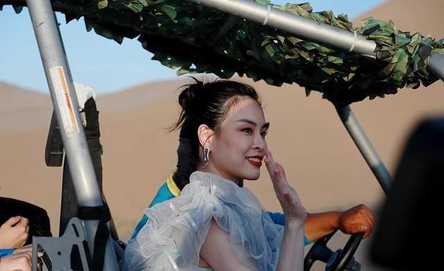 整体|吴敏霞首挺5月孕肚捞金，罕化浓妆超美，光脚在沙漠中走秀似超模