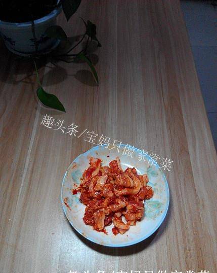 葱花|金针菇搭配五花肉，简单炒一炒，就是一道开胃下饭的美味家常菜