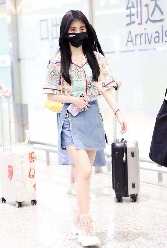 高跟|洪欣真是随便打扮都很美,“睡衣外穿”看似邋遢,但恰恰慵懒惬意