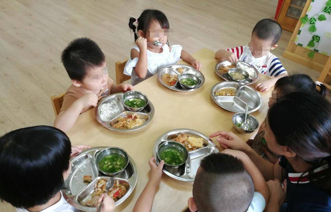 什么|挑食儿子，入幼儿园后变“大胃王”，老师错发“真相照”后被辞退