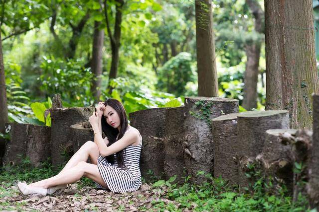 时尚|黑白条纹的连衣裙，趁着最美的年纪做个精致知性的女人