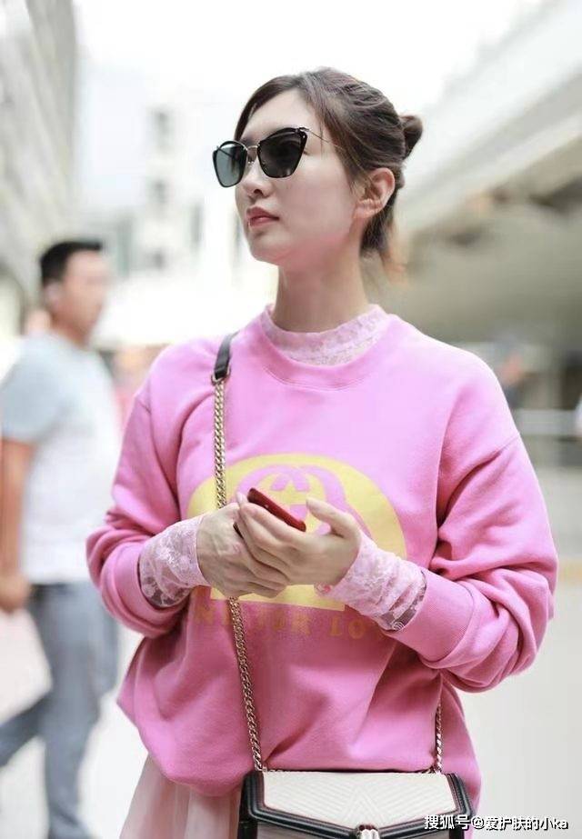 短裙|江疏影不愧是生图女神，34岁穿小短裙照样迷人，这细腿不输小姑娘