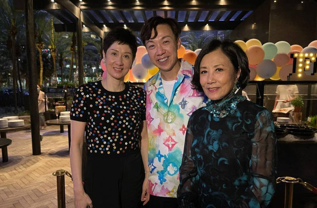 何超琼|何超琼为男友人庆生,亲密搂抱手把手切蛋糕,同框四太闺蜜好客气!