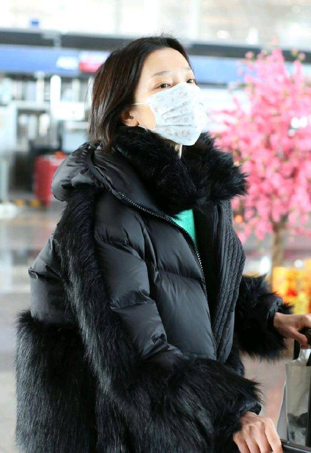 个性|杜鹃气质感真好，黑色外套配宝石绿毛衣清新脱俗，机场走出T台范