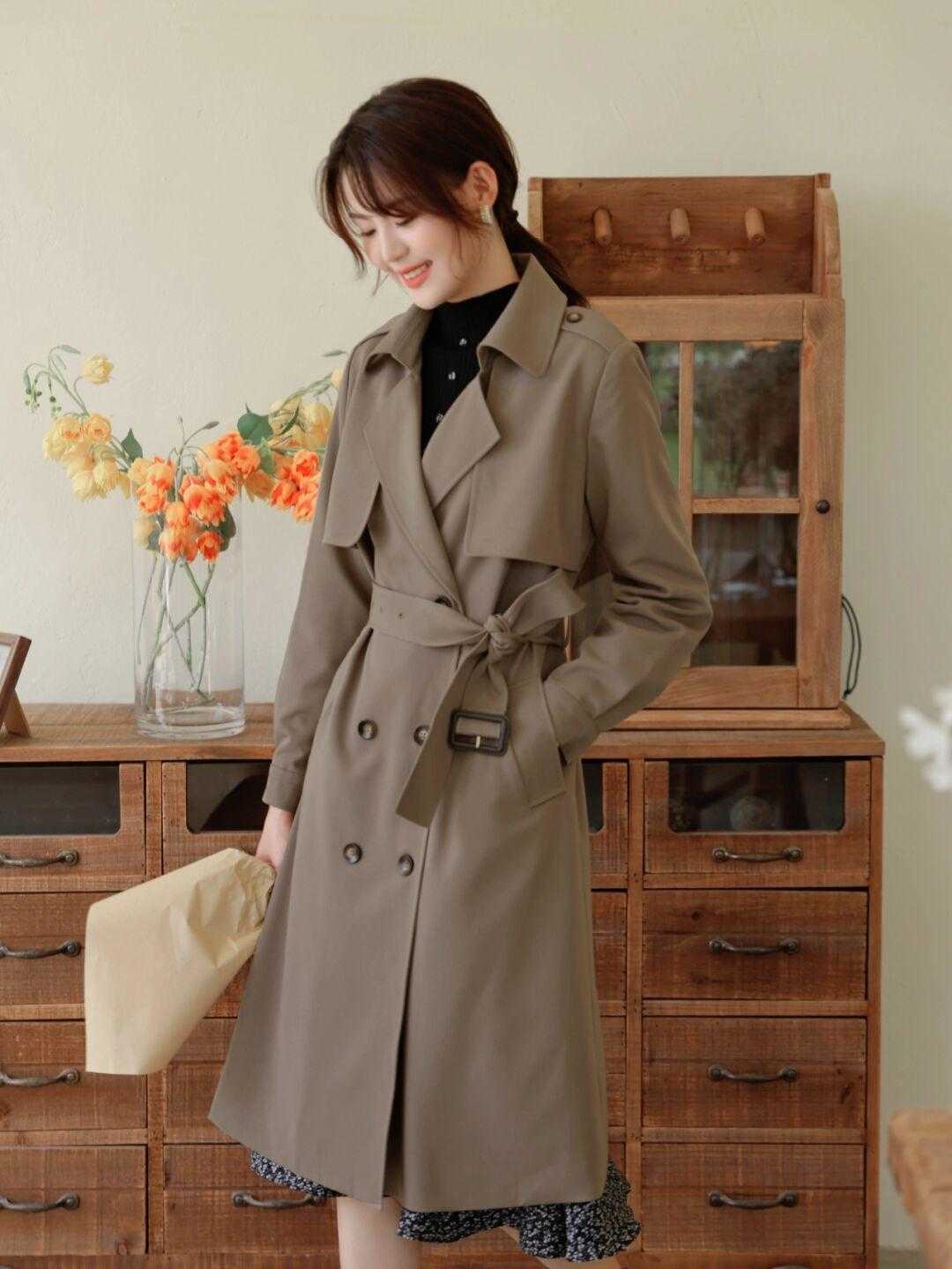 显得|秋天风头不减的风衣,里面搭配这几款,时髦又百搭