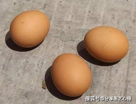 下锅|水煮荷包蛋，开水下锅是错误的，多加2个步骤，鸡蛋圆滑嫩不起沫
